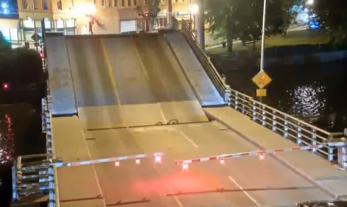 Ponte mobile si apre: 37enne cade nel fiume con la sua biciclietta