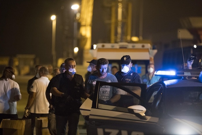 Migranti a Pozzallo, Salvini canta vittoria. Non senza ragione: con Minniti meno sbarchi, con lui meno profughi in Italia