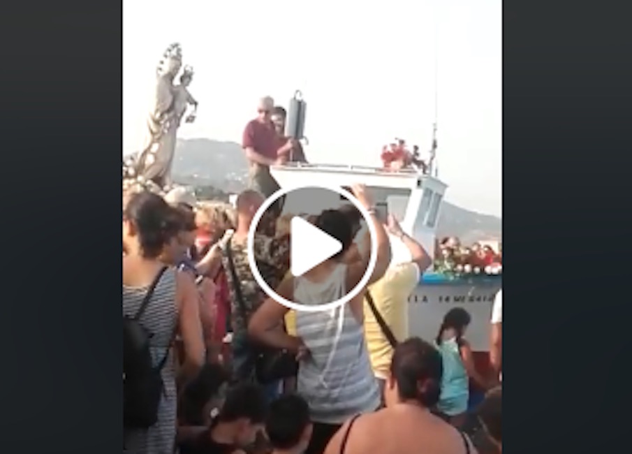 Messina, processione disastro: sindaco finisce in acqua VIDEO