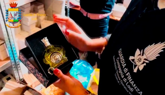 Profumi scontati sul web e su Marketplace, ma erano contraffatti: 8 denunce