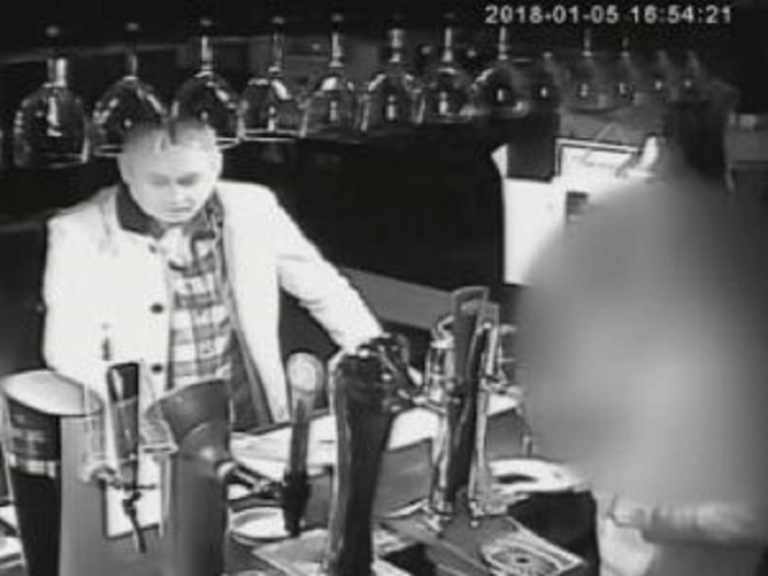 John Lewis al pub con gli amici