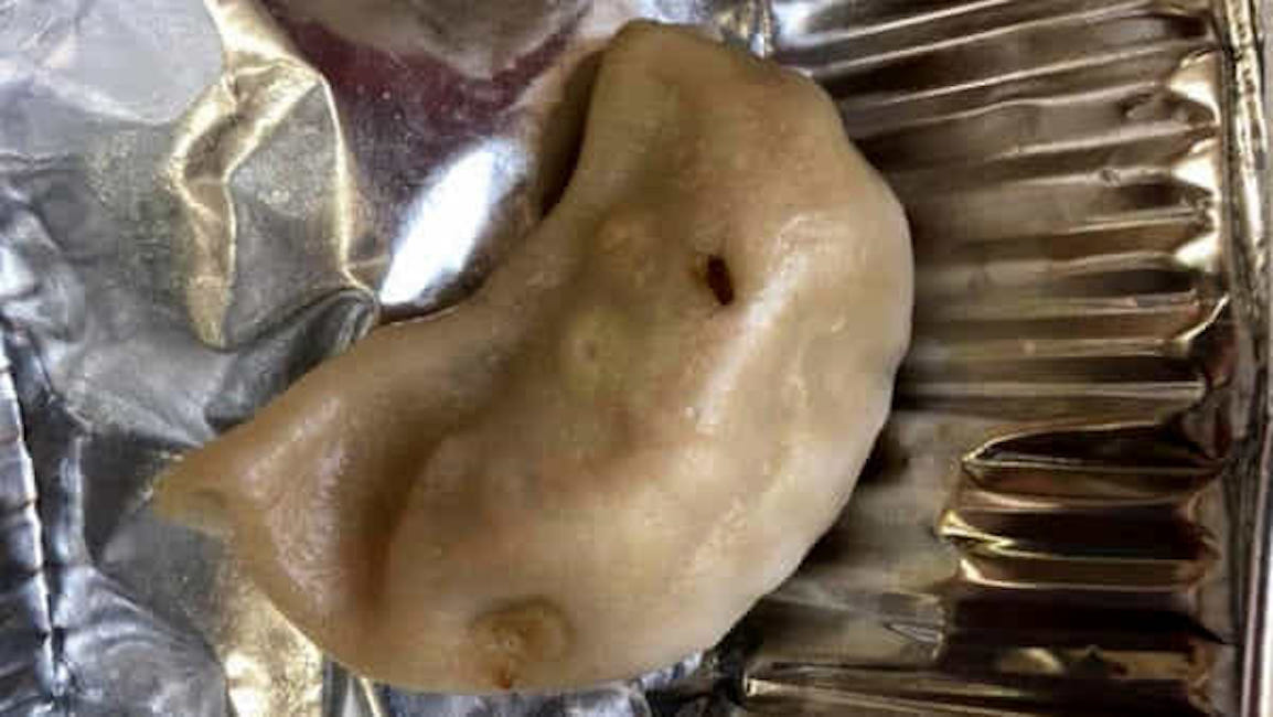 Torino, trova insetto nei ravioli e protesta: donna incinta cacciata a colpi di scopa dal ristoratore