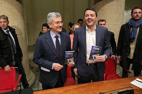 Pd, serve unità, non lotte interne: D'Alema che abbraccia Renzi, se no è finita