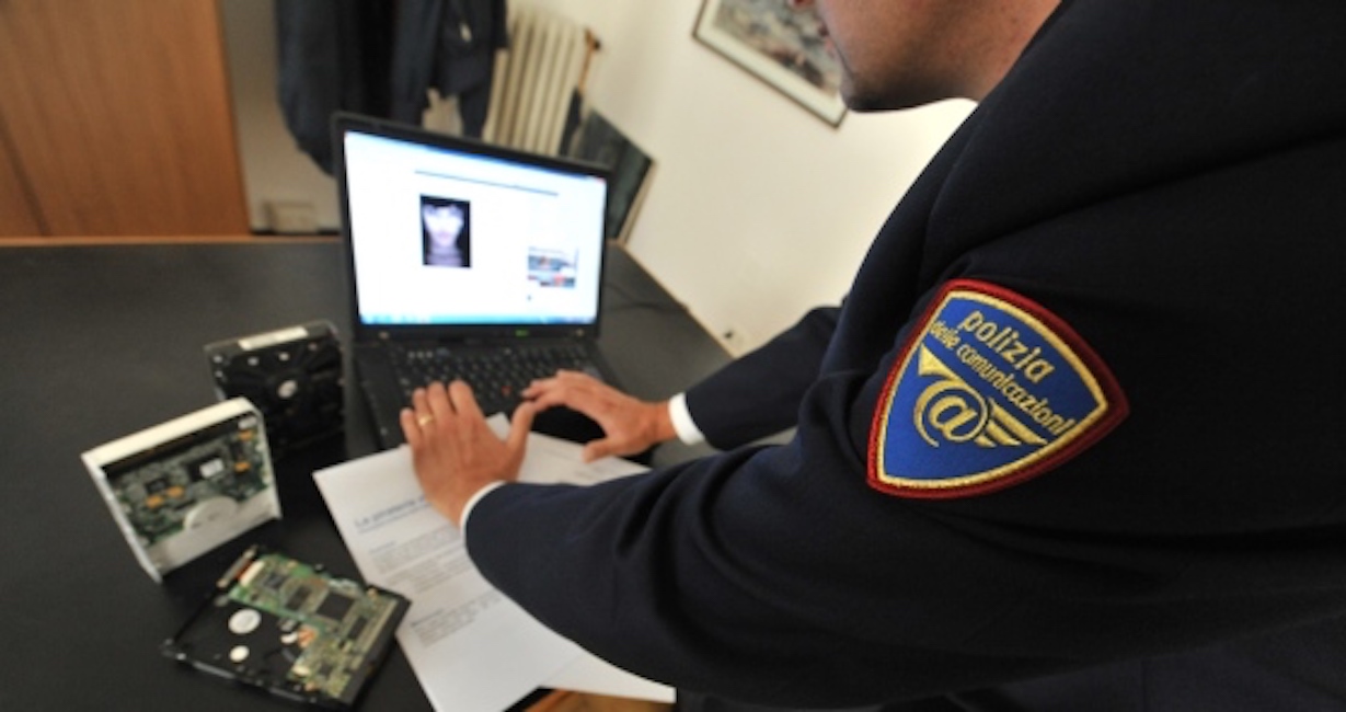 "Paga o pubblichiamo video mentre guardi film a luci rosse". Ricatti a personaggi pubblici in tutta Italia