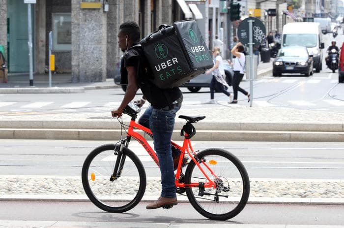 Rider, non è lavoratore subordinato. La sentenza del giudice di Milano