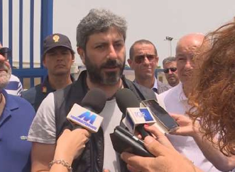 Roberto Fico: "Io i porti non li chiuderei". Salvini: "Punto di vista personale". Di Maio: "Non è la linea del governo" (foto Ansa)