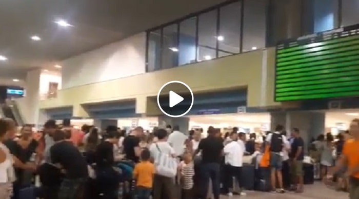 Rodi, aereo della Blue Panorama non parte: decine di turisti italiani bloccati VIDEO