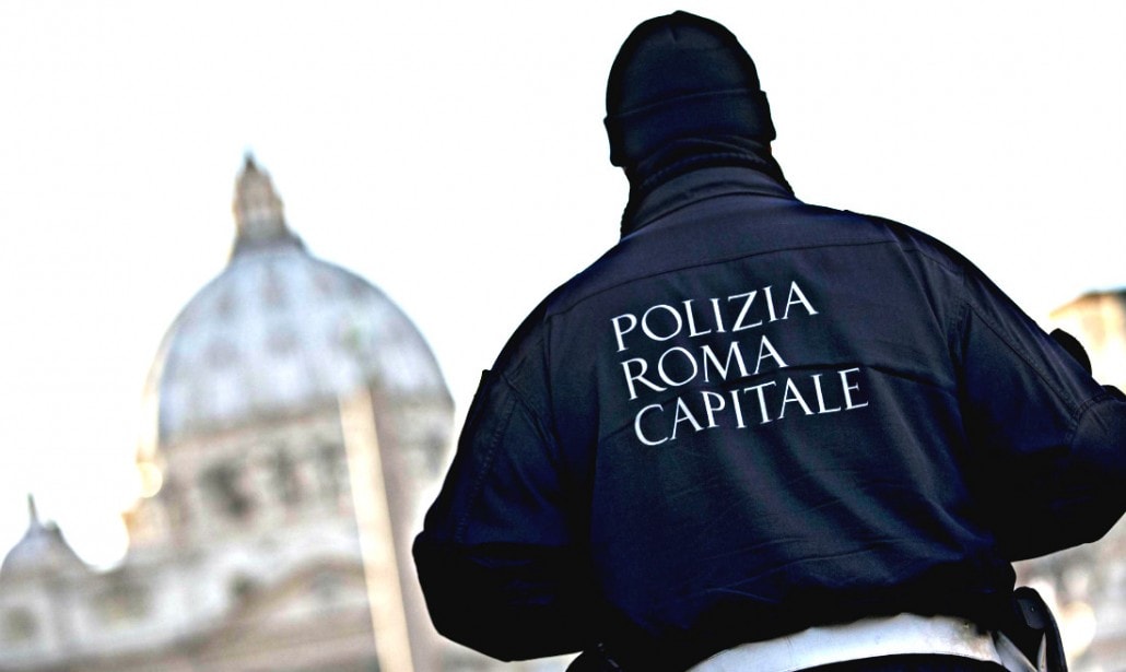Roma, ubriaca alla guida provoca incidente. Poi aggredisce gli agenti