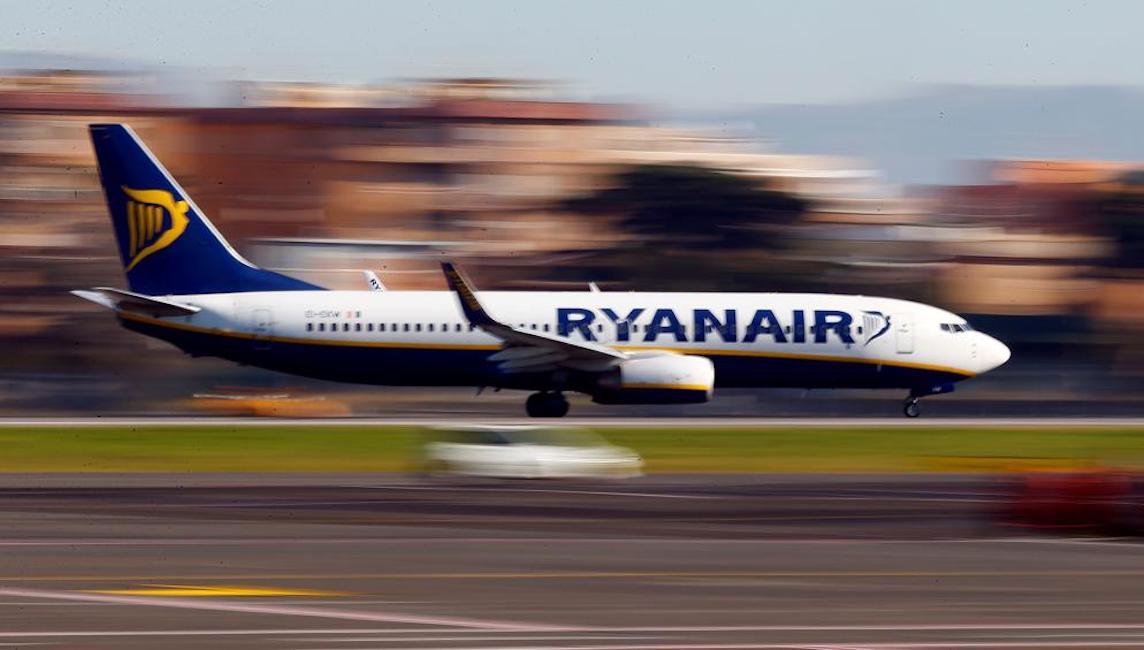 Ryanair, cala la pressione a bordo: 33 passeggeri ricoverati dopo atterraggio d'emergenza