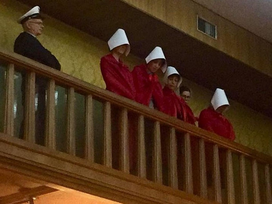 Verona, consigliere Bacciga fa il saluto romano alle donne: "Non si può nemmeno salutare"