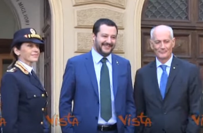 Matteo Salvini depone fiori al Sacrario della Polizia: "Grazie e Onore a voi"