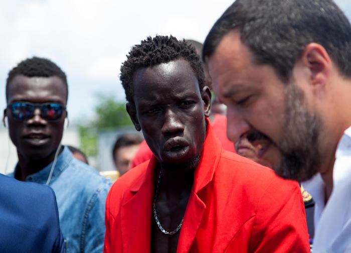 Matteo Salvini ai migranti nella baraccopoli: per voi niente, prima gli italiani