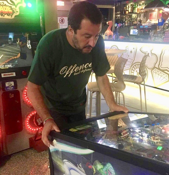 Salvini gioca a flipper