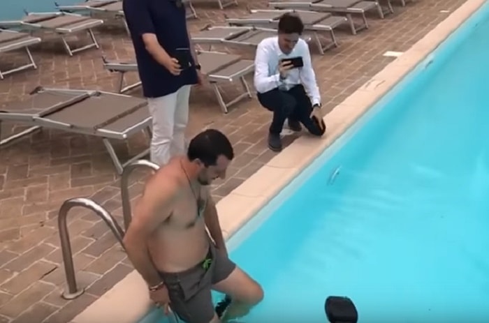 Salvini, bagno in costume e cuffia nella piscina confiscata alla mafia