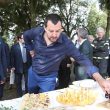 Salvini mangia all'griturismo
