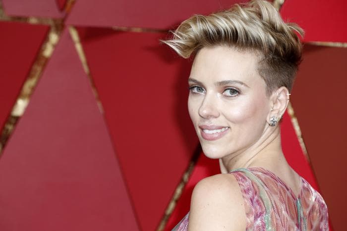 Scarlett Johansson travolta dalle polemiche rinuncia al ruolo di trans in Rub and Tug