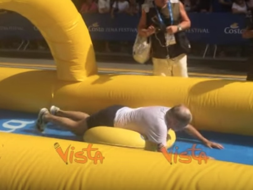 Genova, Costa Day: sindaco Marco Bucci sullo scivolo gonfiabile da 320 metri VIDEO