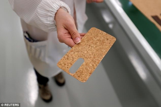 Ikimobile, dal Portogallo arriva il primo smartphone in sughero: è eco-friendly01