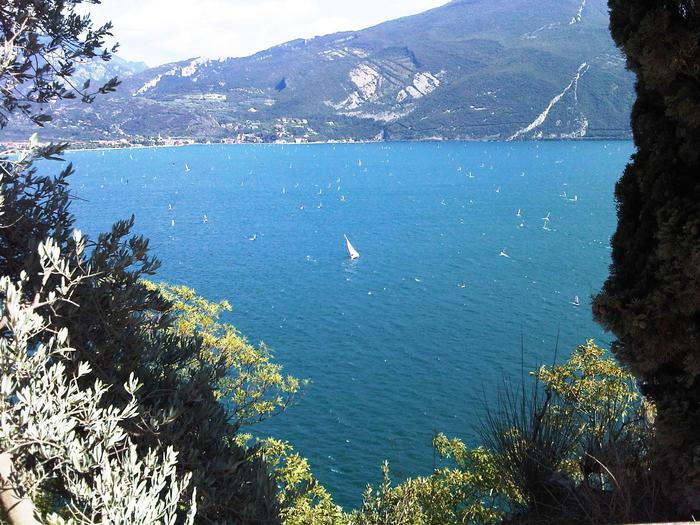 Toscolano Maderno: incendio nell'Hotel Piccolo Paradiso, 100 ospiti sgomberati