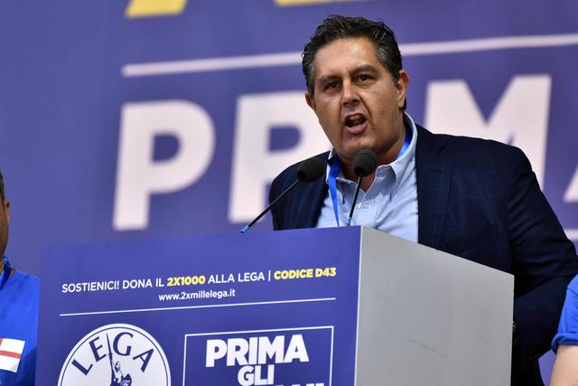 Toti si tinge arancione, la sua formula in crisi con Salvini e il Pd in liquefazione