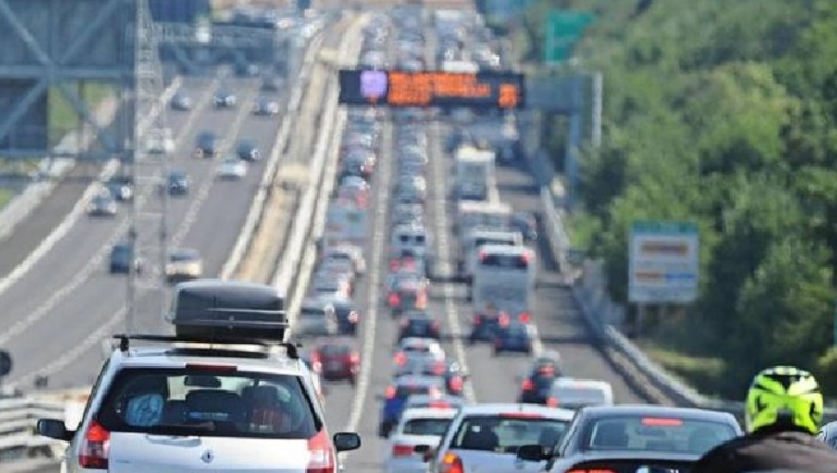 A14, tre incidenti bloccano l'autostrada tra Faenza e Ravenna: otto chilometri di coda (foto Ansa)