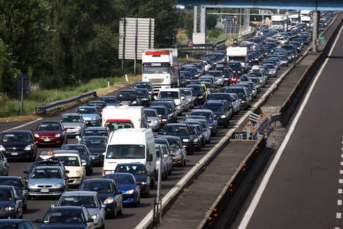 Traffico e code, come si formano: colpa di chi frena