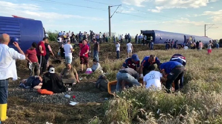 Turchia, deraglia treno al confine con la Grecia: almeno 24 morti (foto Ansa)