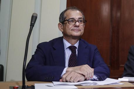 Flat tax nell'anno del mai, 50 miliardi Savona può confiscarli, ipotesi di socialismo reale...Nella foto il ministro dell'Economia Giovanni Tria (ANSA/GIUSEPPE LAMI)