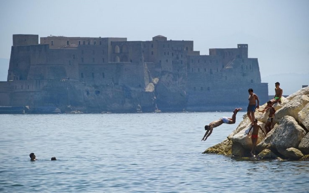 Napoli, 14enne si tuffa dagli scogli: è in fin di vita. "Mamma, tornerò a camminare?"