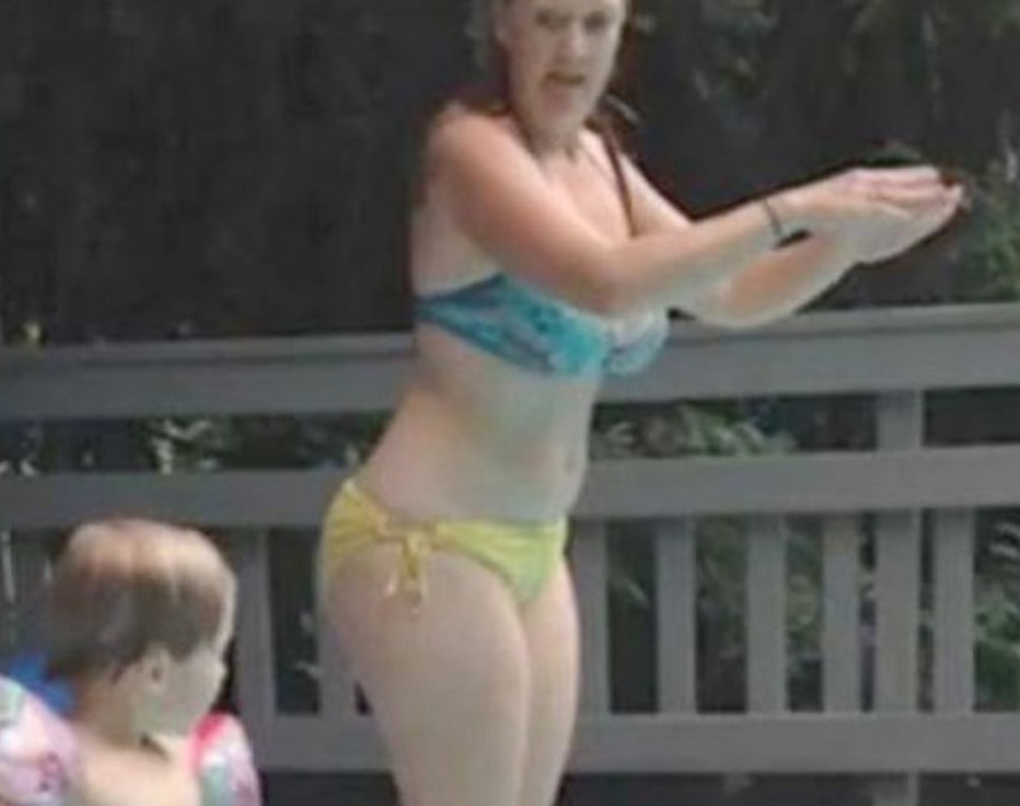 VIDEO - Il tuffo di pancia di un bimbo di 2 anni fa sorridere il web