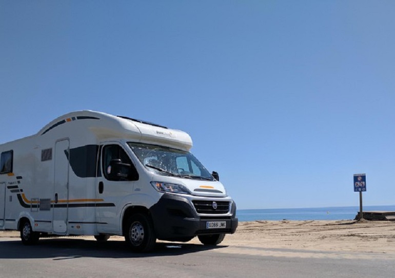 Famiglia britannica torna dalle vacanze e scopre un migrante aggrappato sotto il camper (foto d'archivio Ansa)