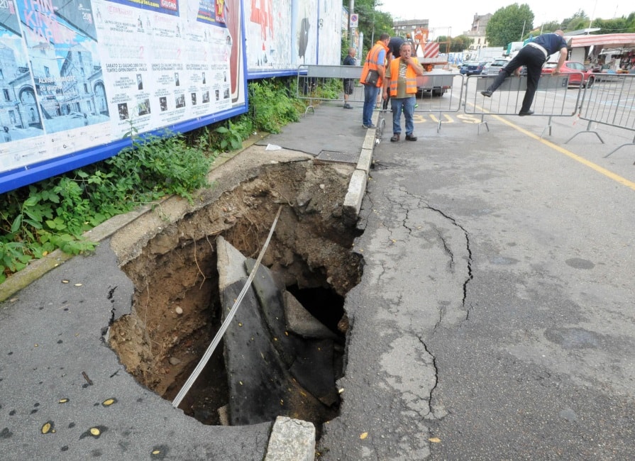Varese, cede asfalto: profonda voragine nel centro della città