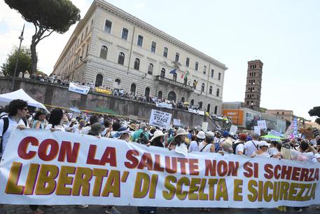 "Vaccini hanno danneggiato oltre 21mila bimbi": no vax condannati per procurato allarme