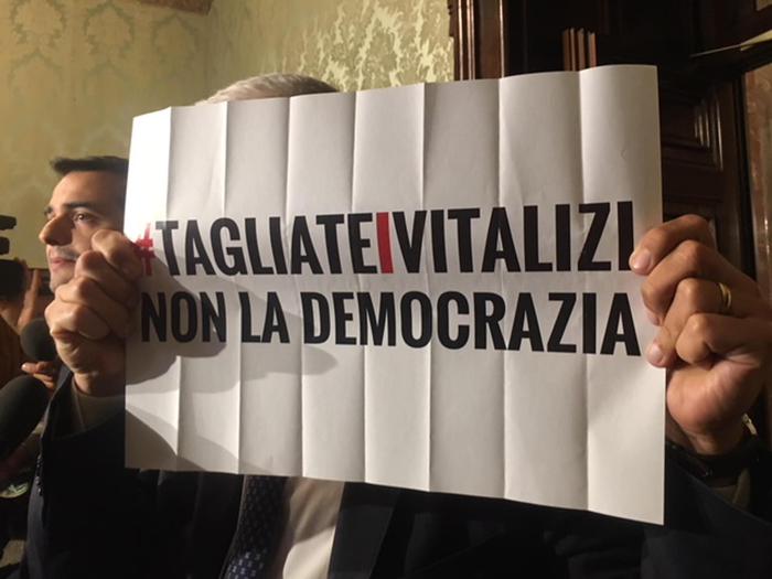 Vitalizi politici: aboliti per ex parlamentari cattivi, restano per cittadini buoni