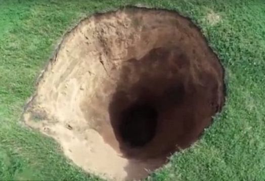 Voragine in Russia: cratere profondo quanto un edificio di 16 piani