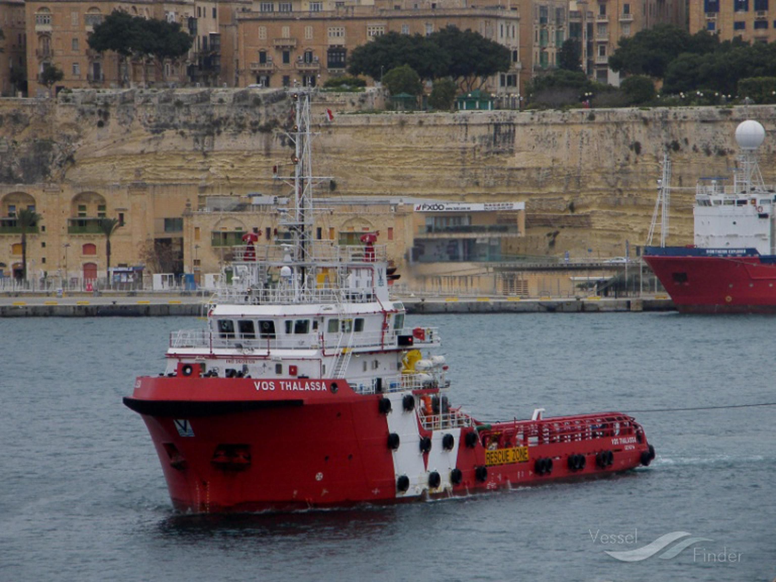 Vos Thalassa, migranti minacciano ammutinamento: "Non vogliamo tornare in Libia". Interviene guardia costiera