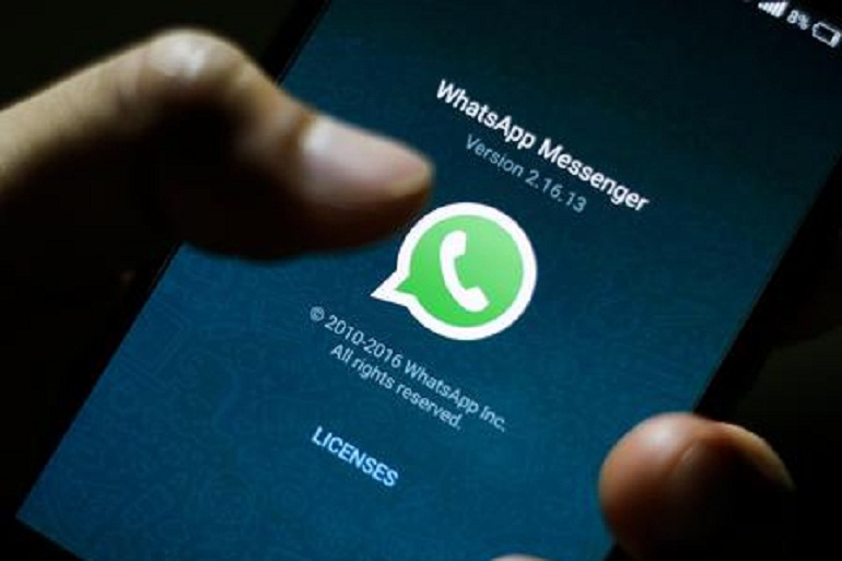 Taranto, annuncia il suicidio su WhatsApp. Salvato dai poliziotti mentre stava per lanciarsi nel vuoto (foto Ansa)