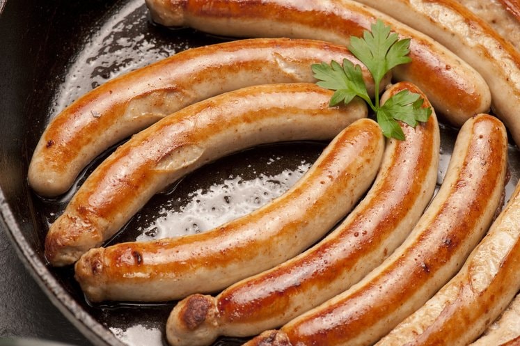 Wurstel e altri cibi da non mangiare mai crudi: veleni in agguato, come il cianuro nella manioca