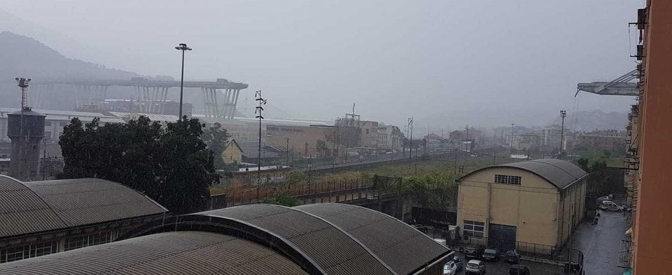 A10 Genova, crolla ponte Morandi in autostrada 1
