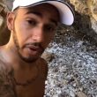 Lewis Hamilton raccoglie plastica sulla spiaggia di Mykonos 2