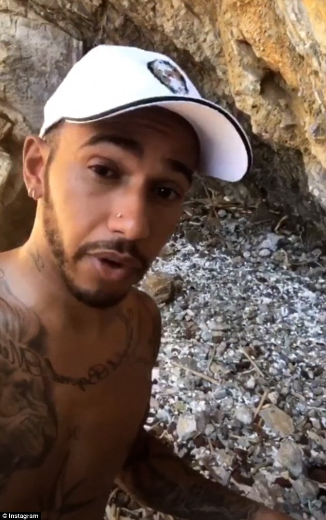 Lewis Hamilton raccoglie plastica sulla spiaggia di Mykonos 2
