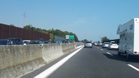 Città Sant'Angelo (A 14): si sente male in corsia di sorpasso, accosta sul guard rail e muore