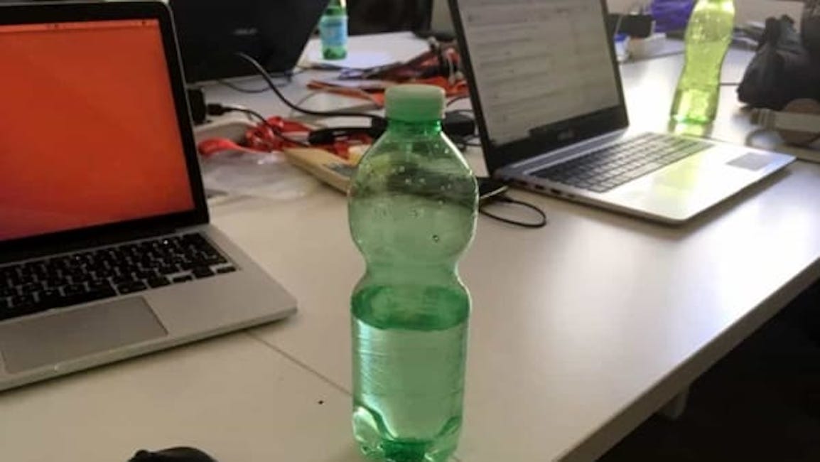 Milano, inietta acido nella bottiglietta d'acqua del collega. Arrestata impiegata