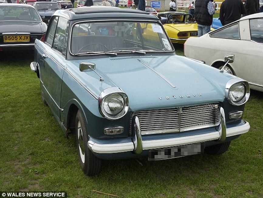 Ingegnere in pensione ripara auto d'epoca e muore schiacciato