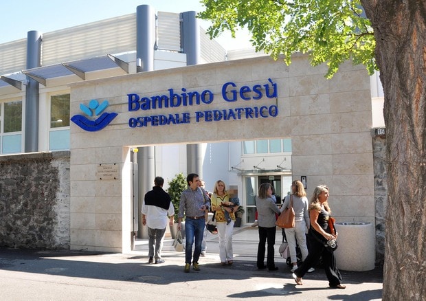 Roma: bimbo ingoia pila, salvato al Bambin Gesù. La batteria killer era sfuggita a una prima ecografia