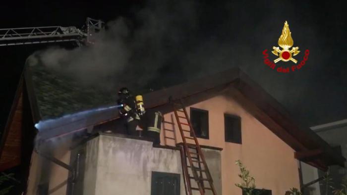 Bareggio (Milano): tetto in legno in fiamme