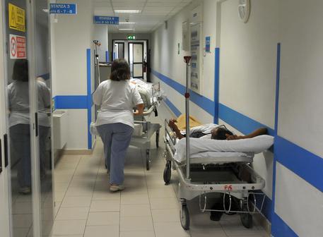 Al pronto soccorso a Roma: l'attesa in barella nel girone dantesco del San Camillo