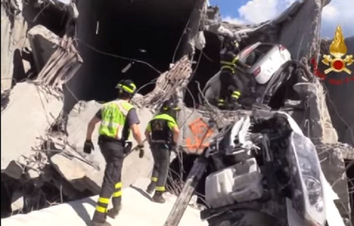 Ponte Morandi auto incastrate