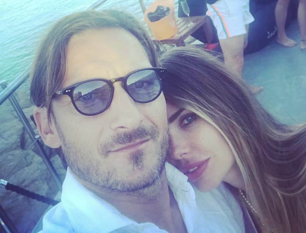 Ilary Blasi e Francesco Totti in barca a Ponza con i figli