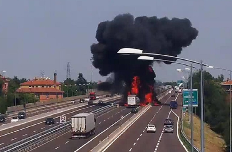 Bologna, colpo di sonno o distrazione all'origine del tamponamento (foto Ansa)
